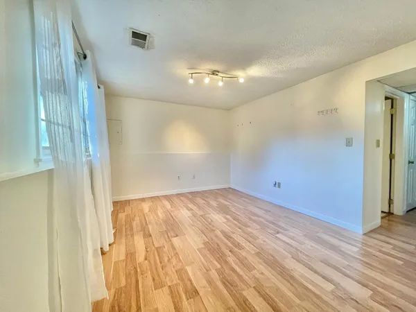 $2,600 | 83 Derryfield Court, Manchester, NH 03104