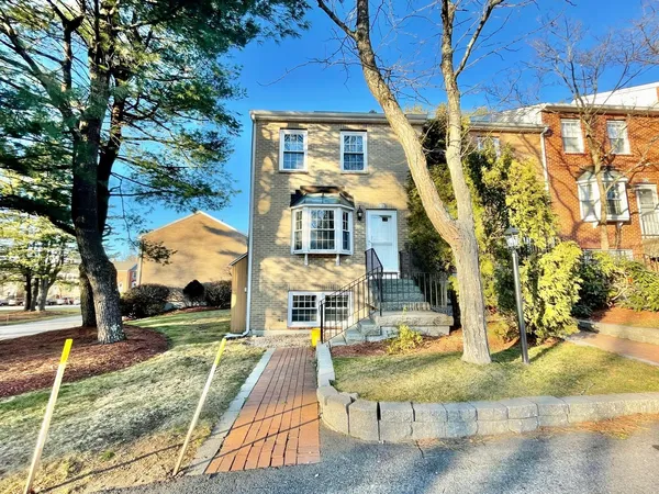 $2,600 | 83 Derryfield Court, Manchester, NH 03104