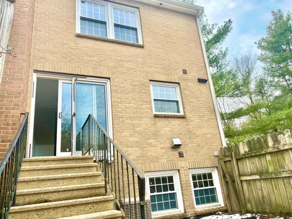 $2,600 | 83 Derryfield Court, Manchester, NH 03104