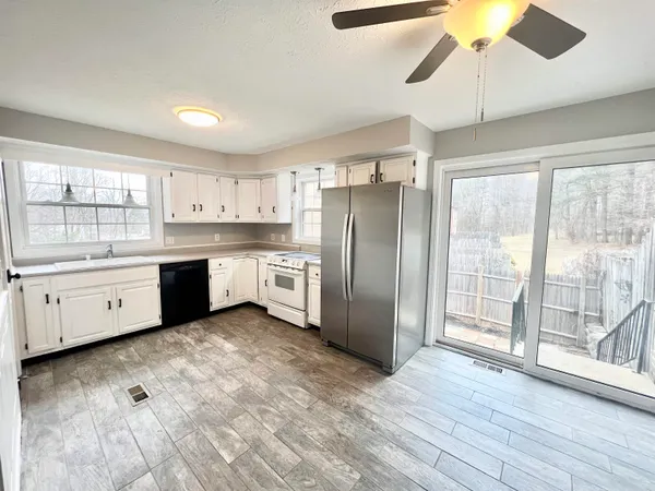 $2,600 | 83 Derryfield Court, Manchester, NH 03104