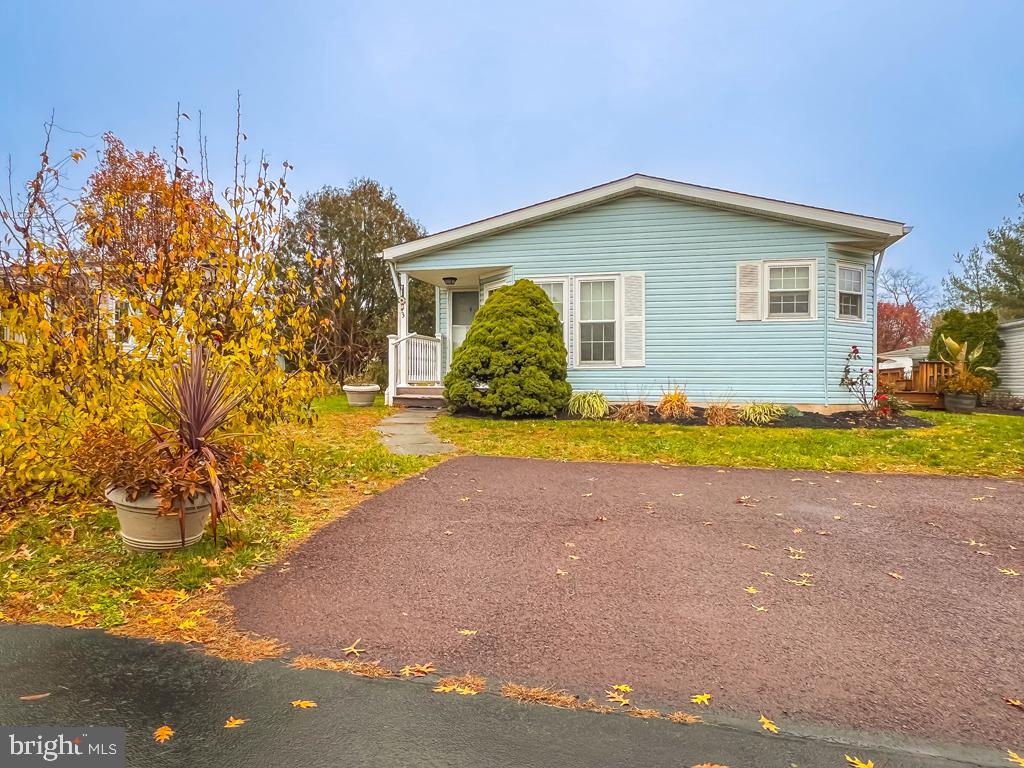 13 Clovedale Way Souderton, PA 18964 - Photo 4 of 33 a view of a house with backyard and tree
