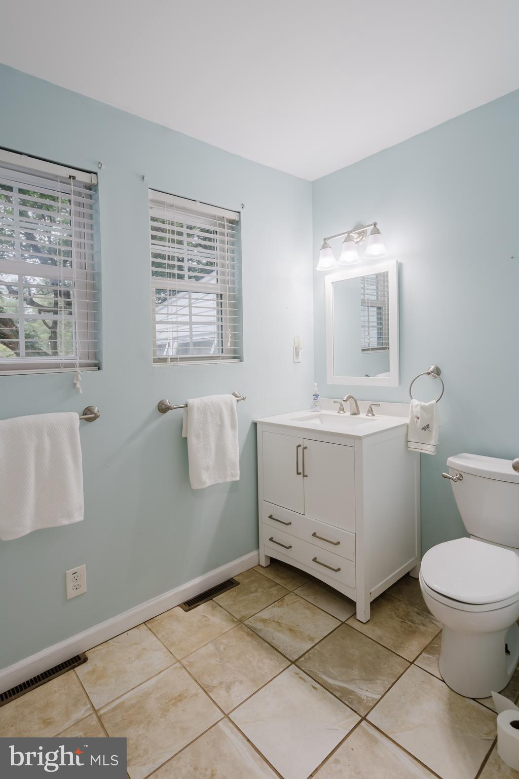 305 Stamford Drive Newark, DE 19711 - Photo 21 of 51 Updated main floor full bathroom.
