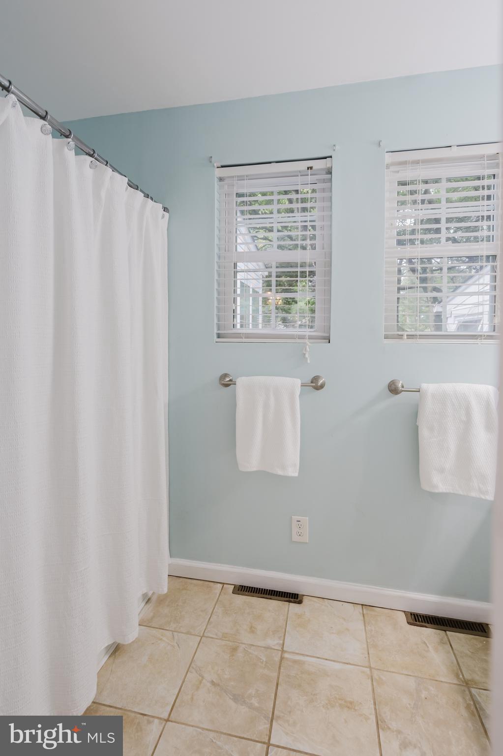 305 Stamford Drive Newark, DE 19711 - Photo 22 of 51 Updated main floor full bathroom.