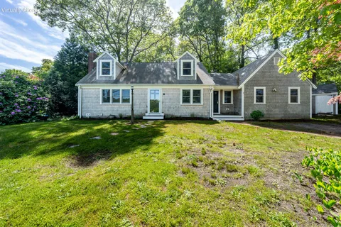 a view of a house with backyard and garden