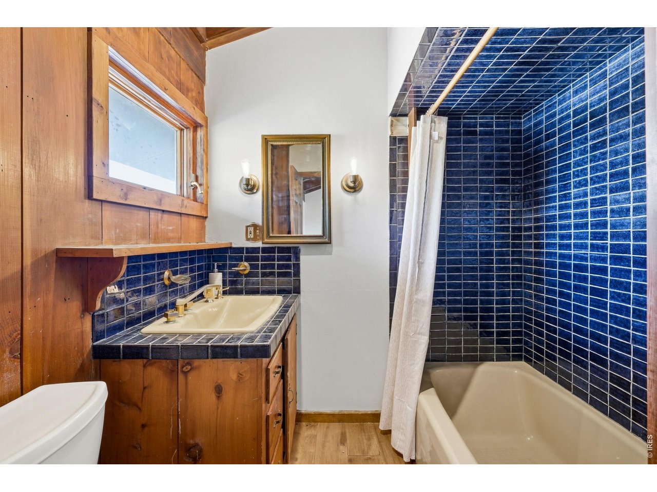 393 Dixon Road Boulder, CO 80302 - Photo 27 of 50 Full bath off Bedroom #3 - upper level