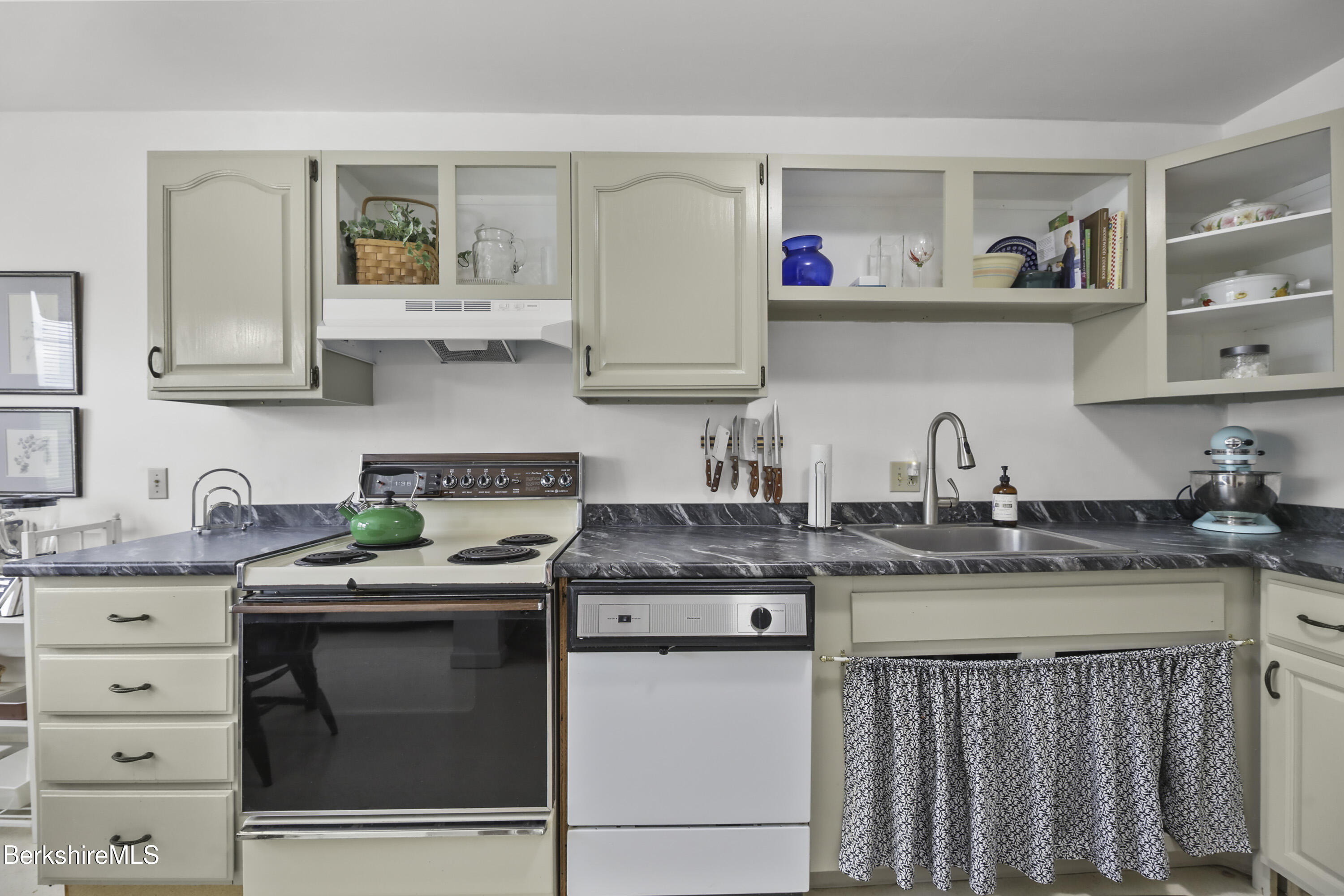 260 Pittsfield Road, Unit B05 Lenox, MA 01240 - Photo 8 of 21 kitchen