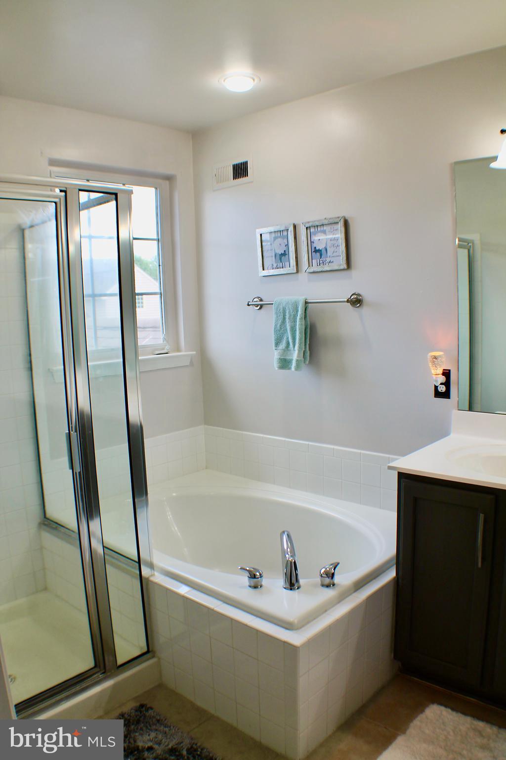 216 Barnhill Road Perkasie, PA 18944 - Photo 27 of 48 Main Bathroom