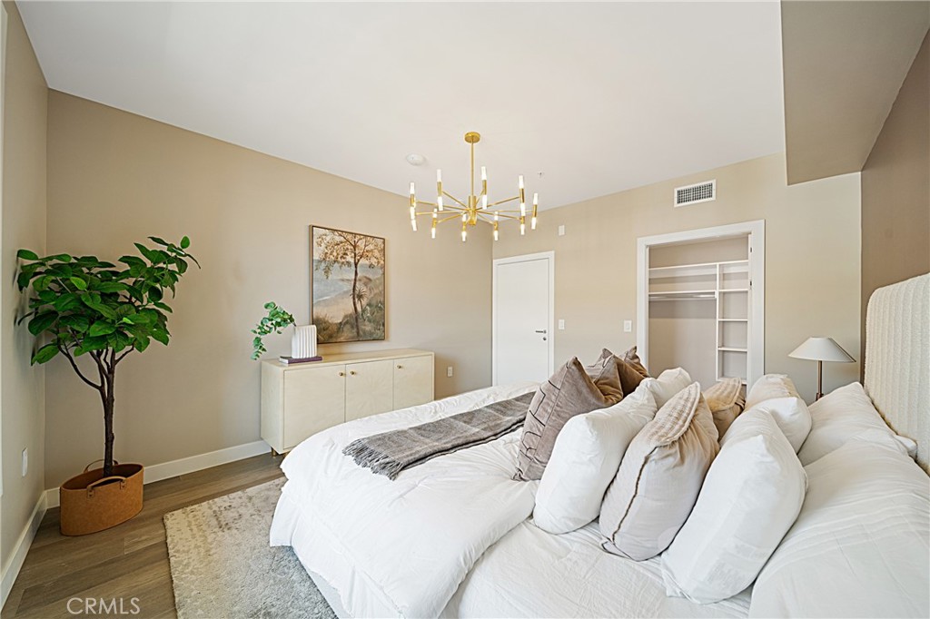 39 South Los Robles Avenue, Unit 6010 Pasadena, CA 91101 - Photo 23 of 38 a bedroom with a bed and a potted plant