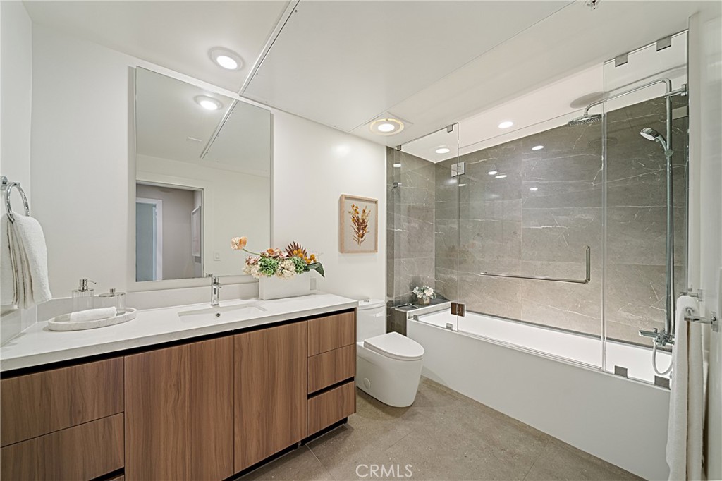 39 South Los Robles Avenue, Unit 6010 Pasadena, CA 91101 - Photo 25 of 38 a bathroom with a double vanity sink toilet mirror and bathtub