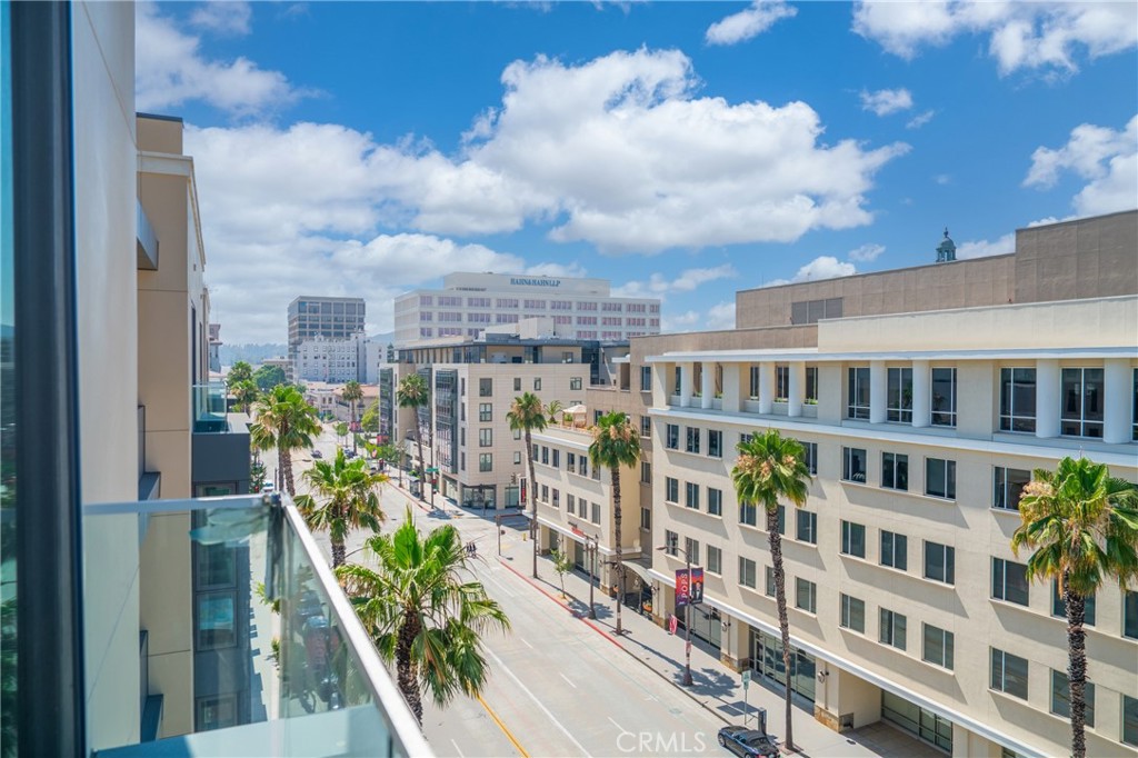 39 South Los Robles Avenue, Unit 6010 Pasadena, CA 91101 - Photo 26 of 38 a view of building with balcony
