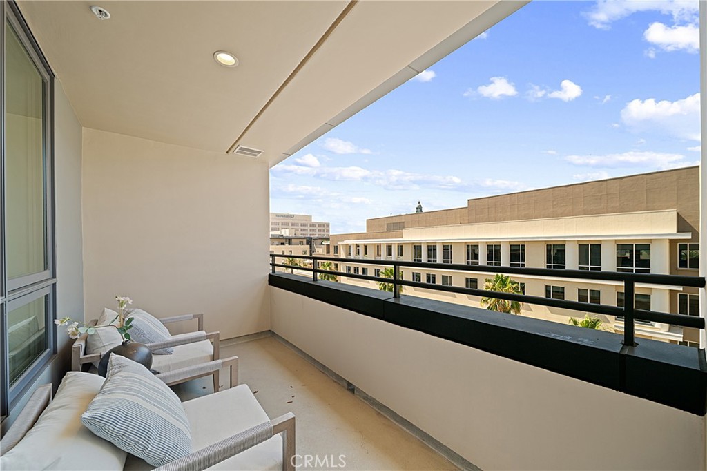 39 South Los Robles Avenue, Unit 6010 Pasadena, CA 91101 - Photo 27 of 38 a view of a balcony with city view