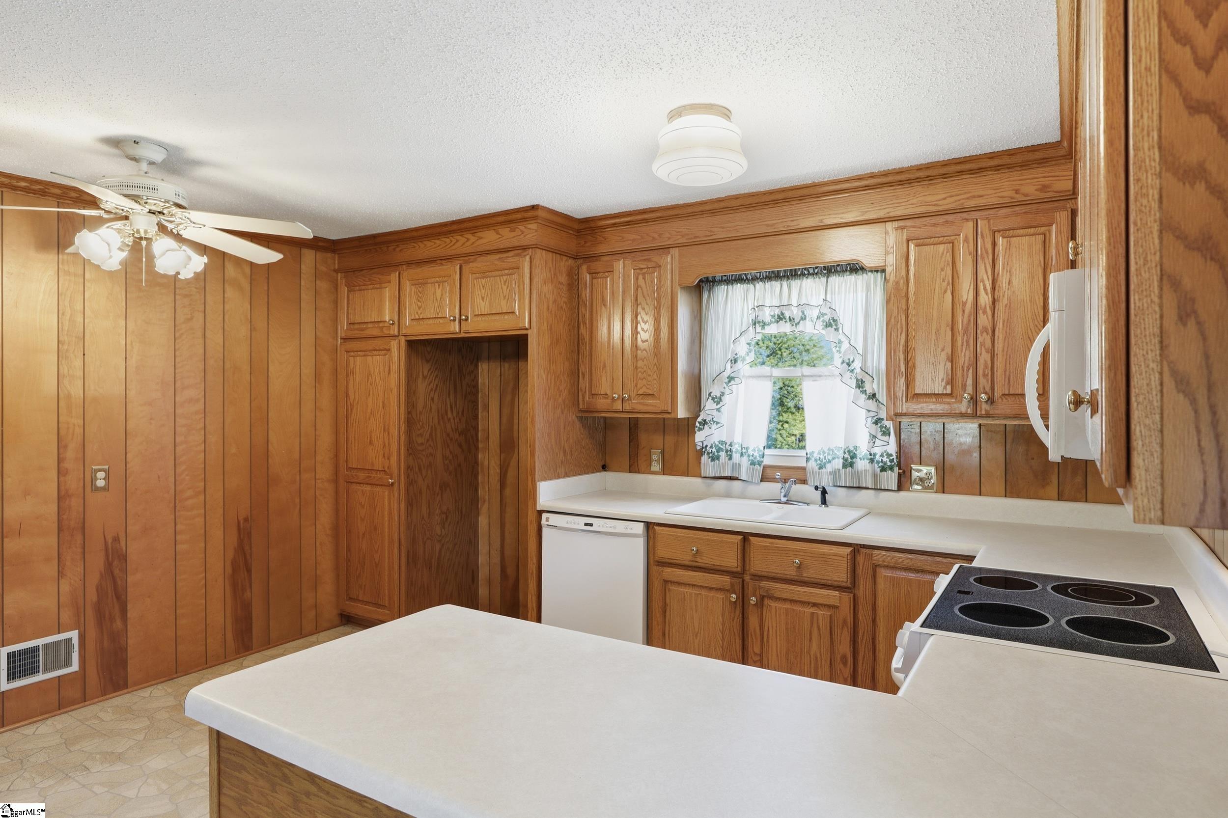 814 Mountain View Court Greer, SC 29651 - Photo 10 of 43