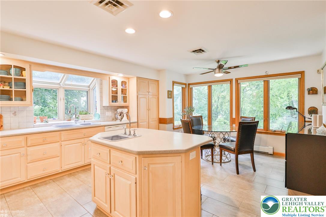 3745 Orefield Road Allentown, PA 18104 - Photo 21 of 76 Kitchen/breakfast area
