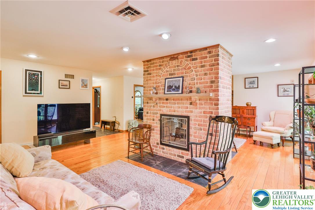 3745 Orefield Road Allentown, PA 18104 - Photo 35 of 76 Living room