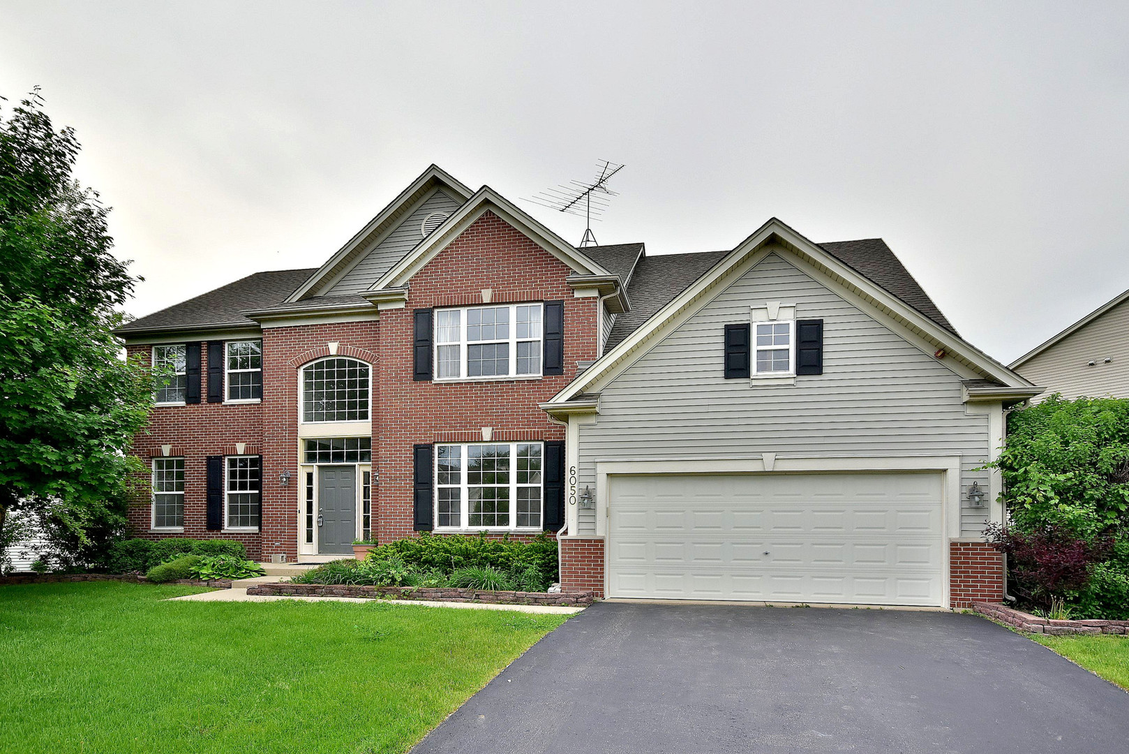 6050 Russell Drive Hoffman Estates, IL 60192 - Photo 1 of 33