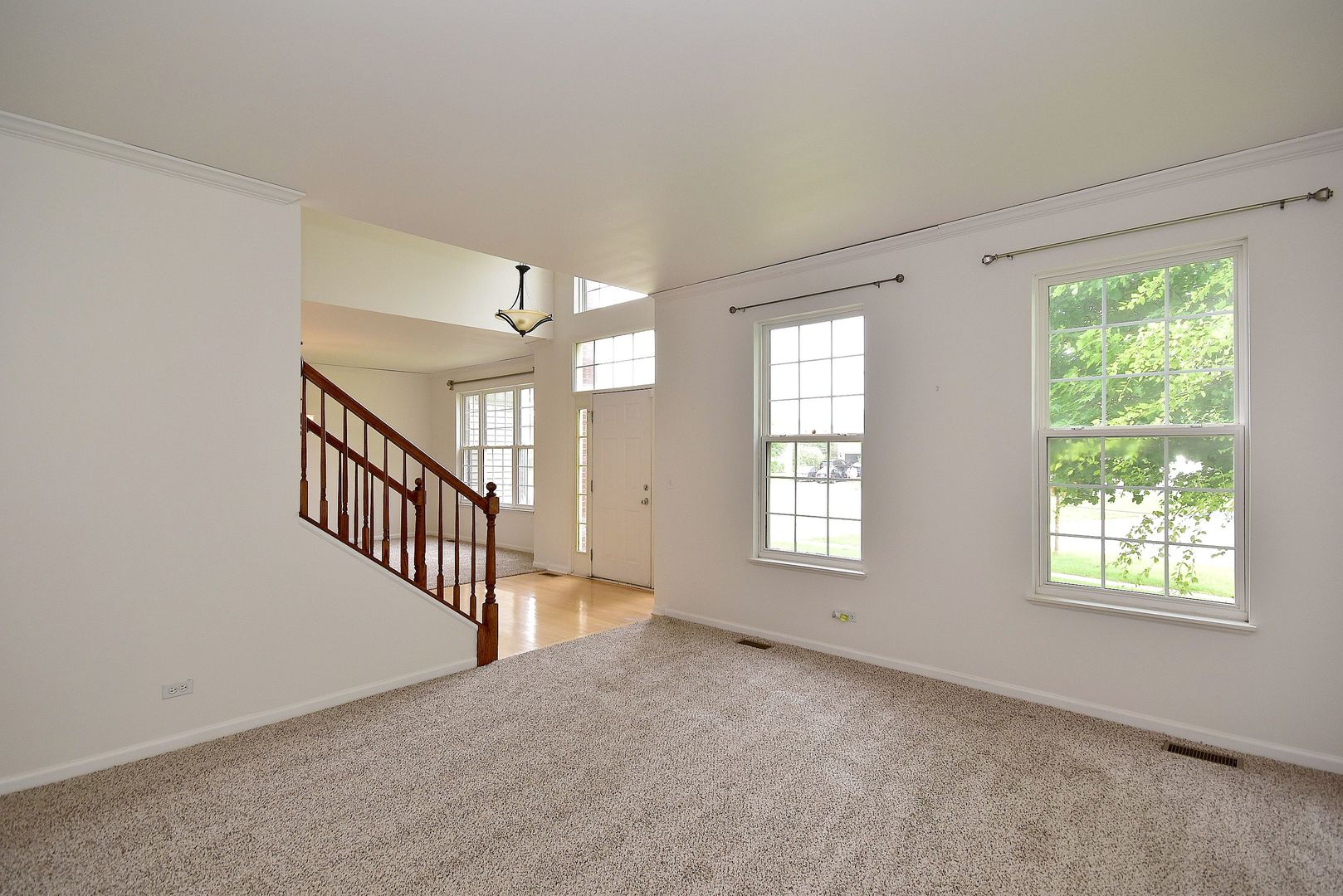 6050 Russell Drive Hoffman Estates, IL 60192 - Photo 4 of 33