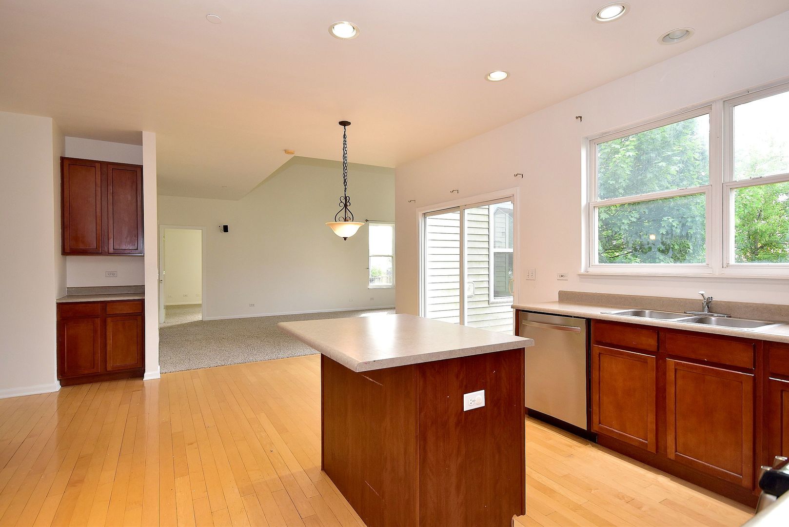 6050 Russell Drive Hoffman Estates, IL 60192 - Photo 9 of 33