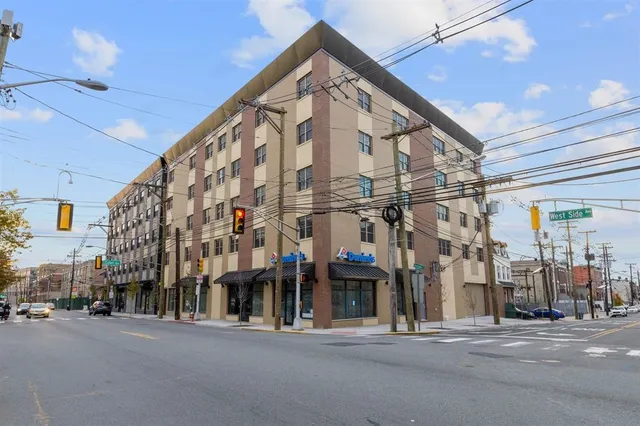 $2,215 | 311-315 West Side Avenue, Unit 207, Jersey City, NJ 07305