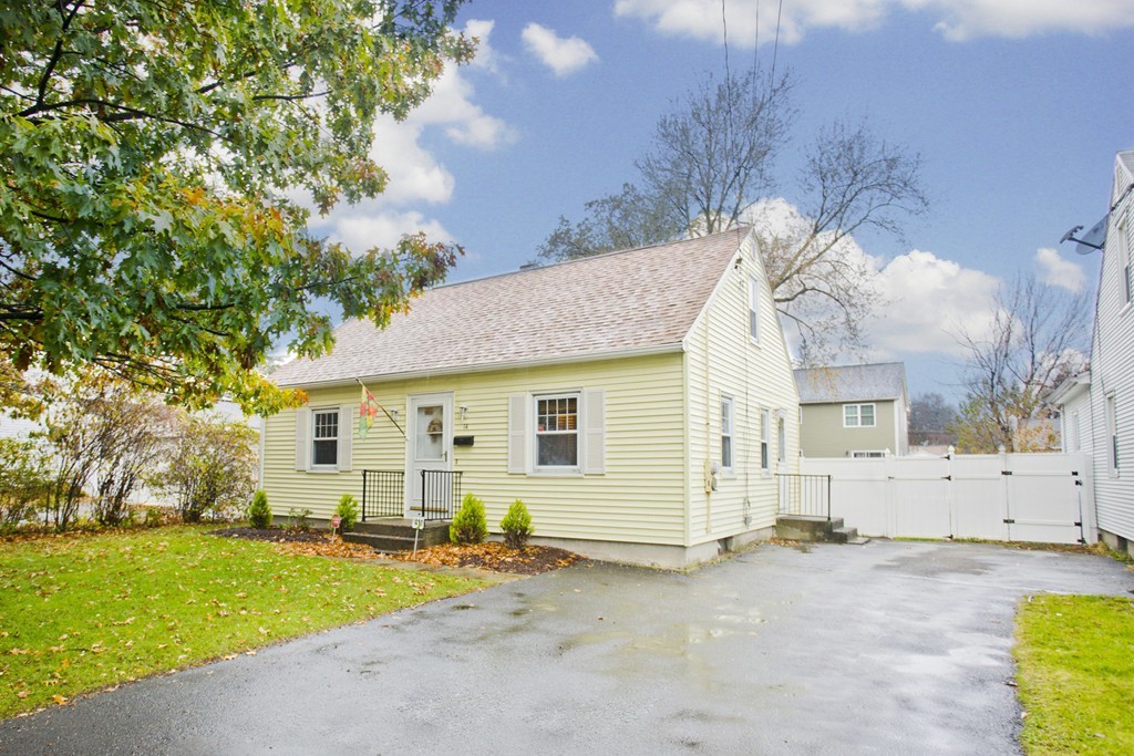 a view of a house with backyard and garden