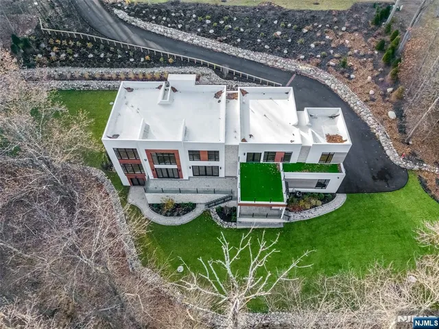 a view of a back yard of the house