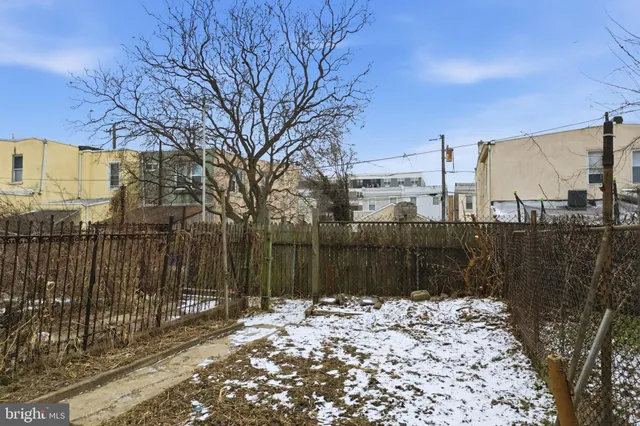 a view of a backyard