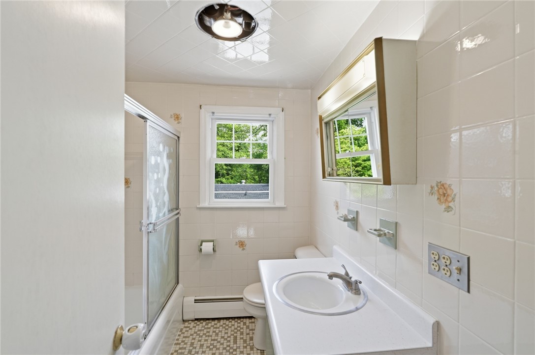 128 Grandview Avenue Lincoln, RI 02865 - Photo 22 of 48 Main second floor bath