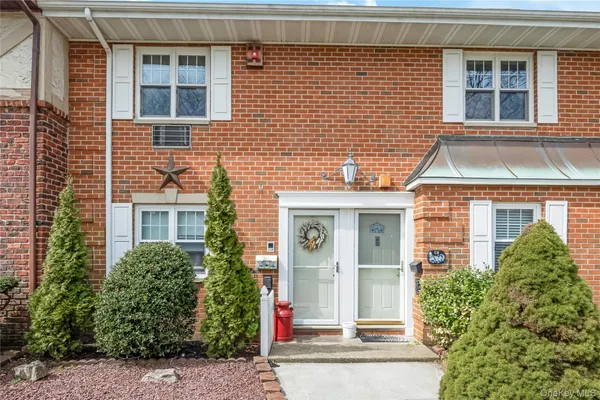 $349,999 | 10 Glen Hollow Drive, Unit C7, Holtsville, NY 11742