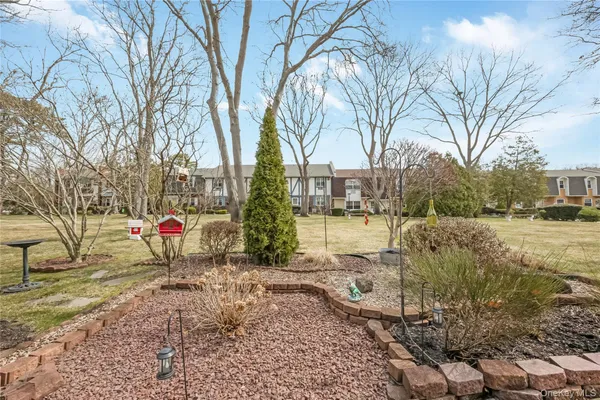 $349,999 | 10 Glen Hollow Drive, Unit C7, Holtsville, NY 11742