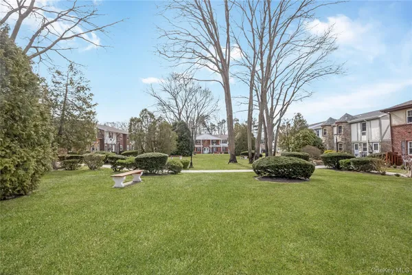 $349,999 | 10 Glen Hollow Drive, Unit C7, Holtsville, NY 11742