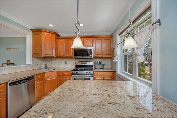 $349,999 | 10 Glen Hollow Drive, Unit C7, Holtsville, NY 11742