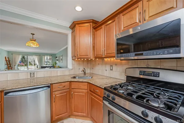 $349,999 | 10 Glen Hollow Drive, Unit C7, Holtsville, NY 11742