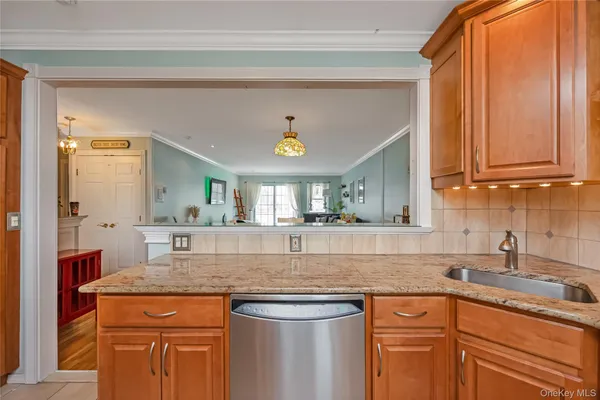 $349,999 | 10 Glen Hollow Drive, Unit C7, Holtsville, NY 11742