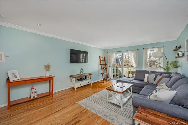 $349,999 | 10 Glen Hollow Drive, Unit C7, Holtsville, NY 11742