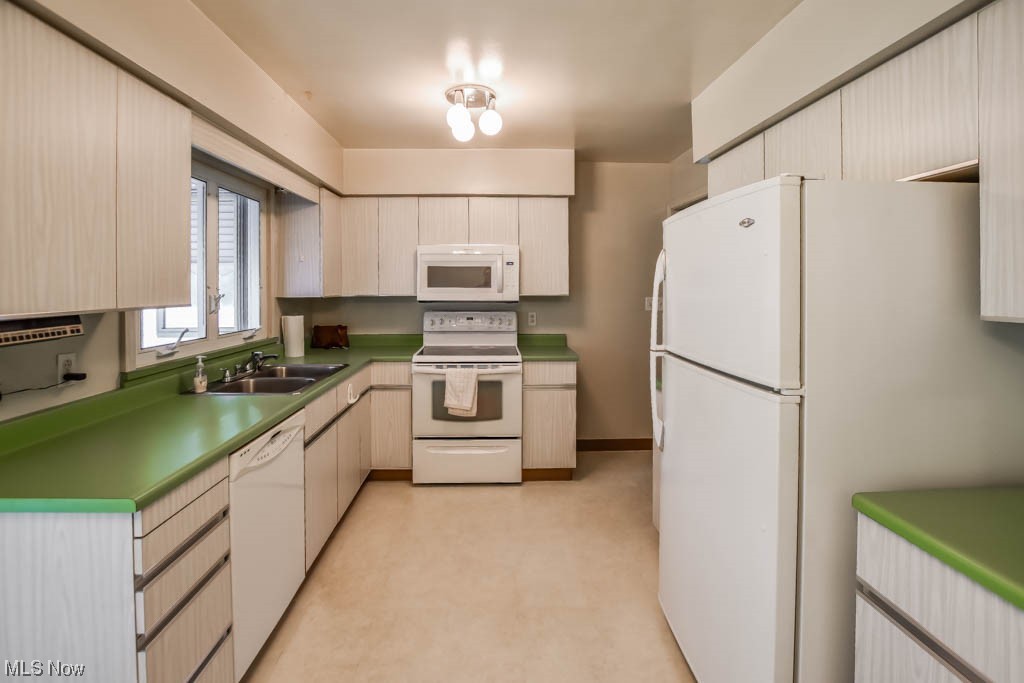 1836 Far View Road Green, OH 44312 - Photo 6 of 27 Kitchen