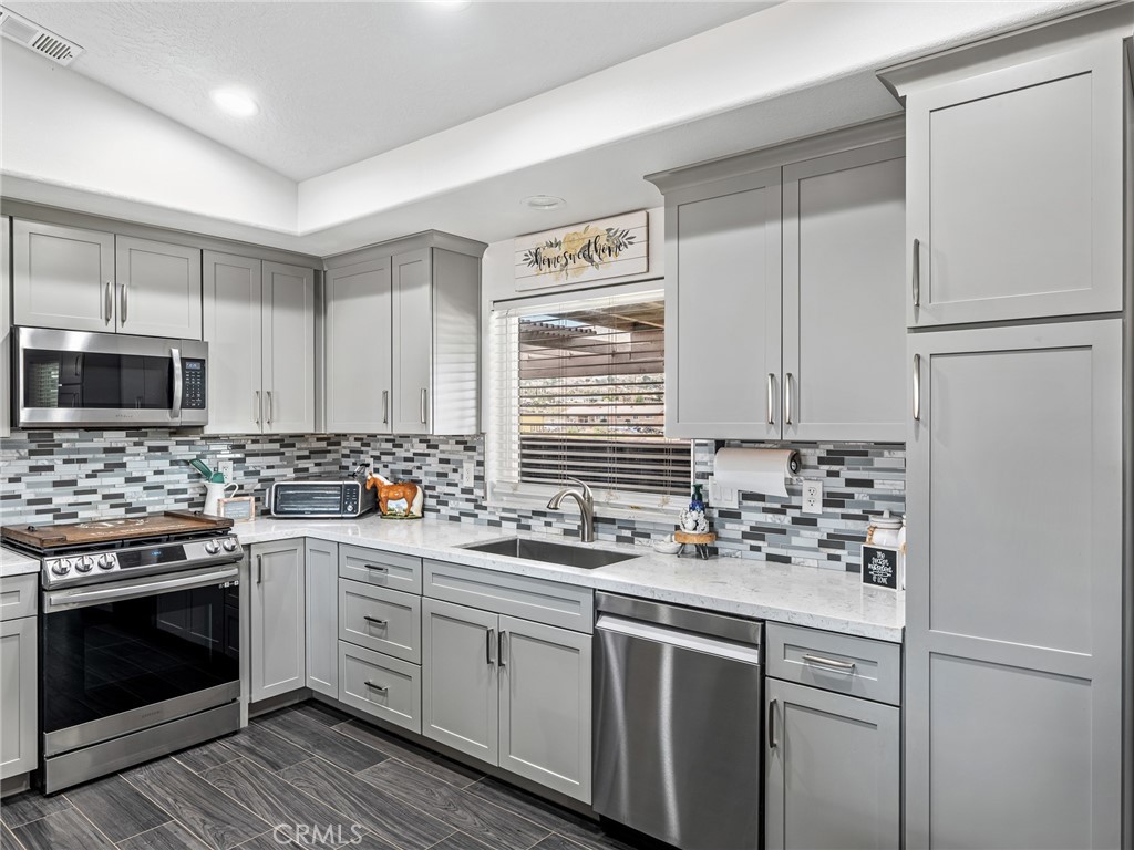 22585 Ocotillo Way Apple Valley, CA 92308 - Photo 12 of 42