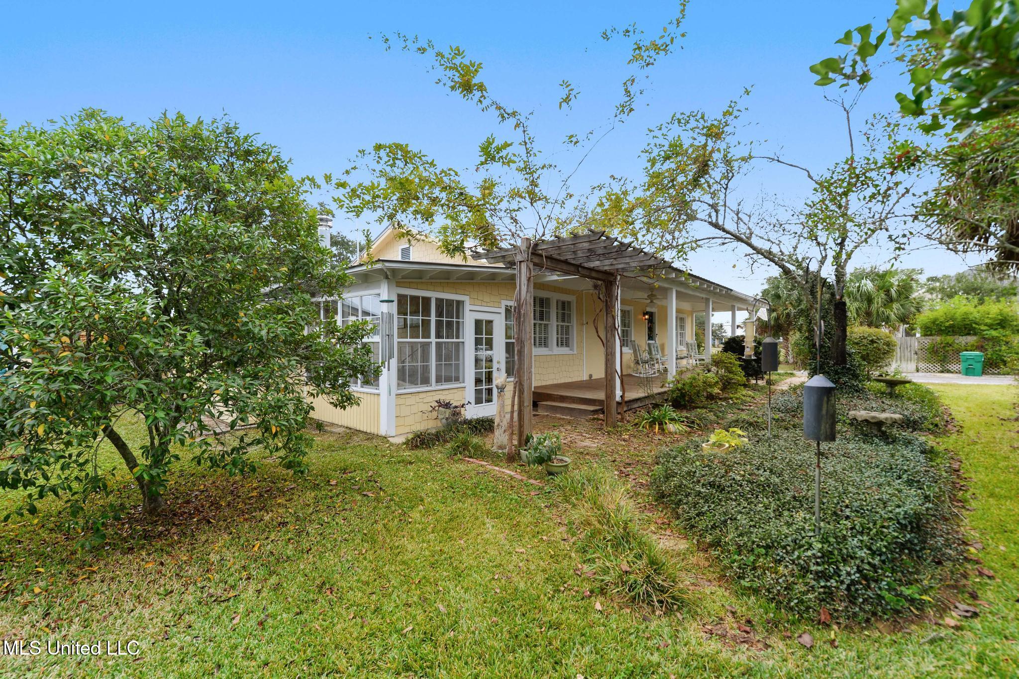 321 State Street Bay St. Louis, MS 39520 - Photo 1 of 32 002