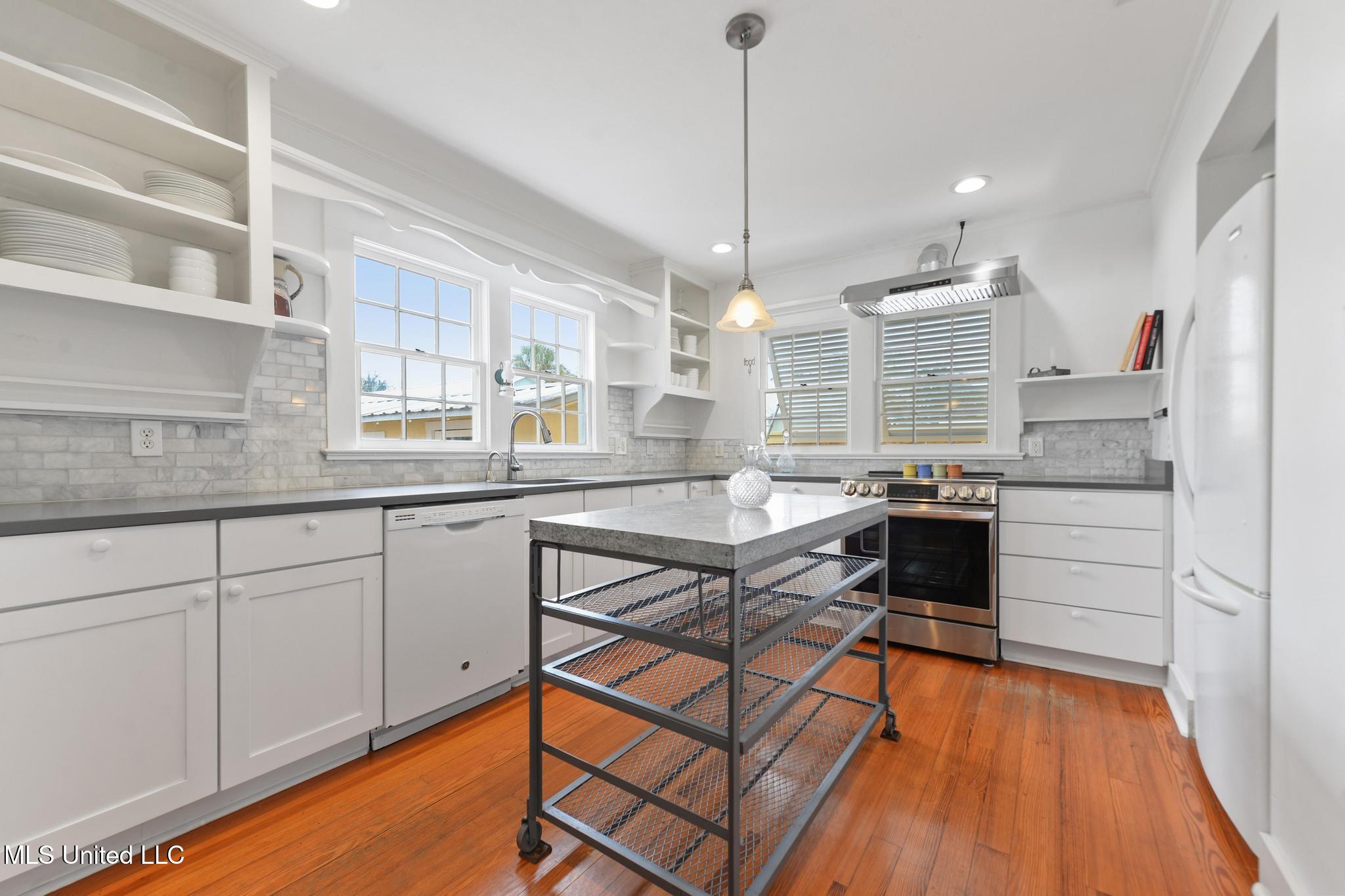 321 State Street Bay St. Louis, MS 39520 - Photo 8 of 32 008