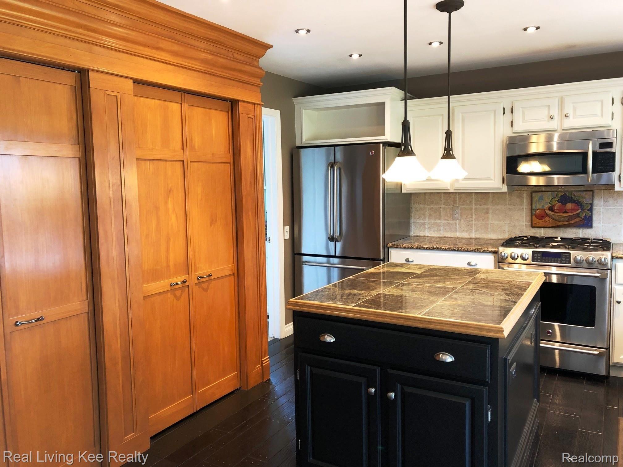 677 Augusta Drive Rochester, MI 48309 - Photo 13 of 38 Kitchen.jpg