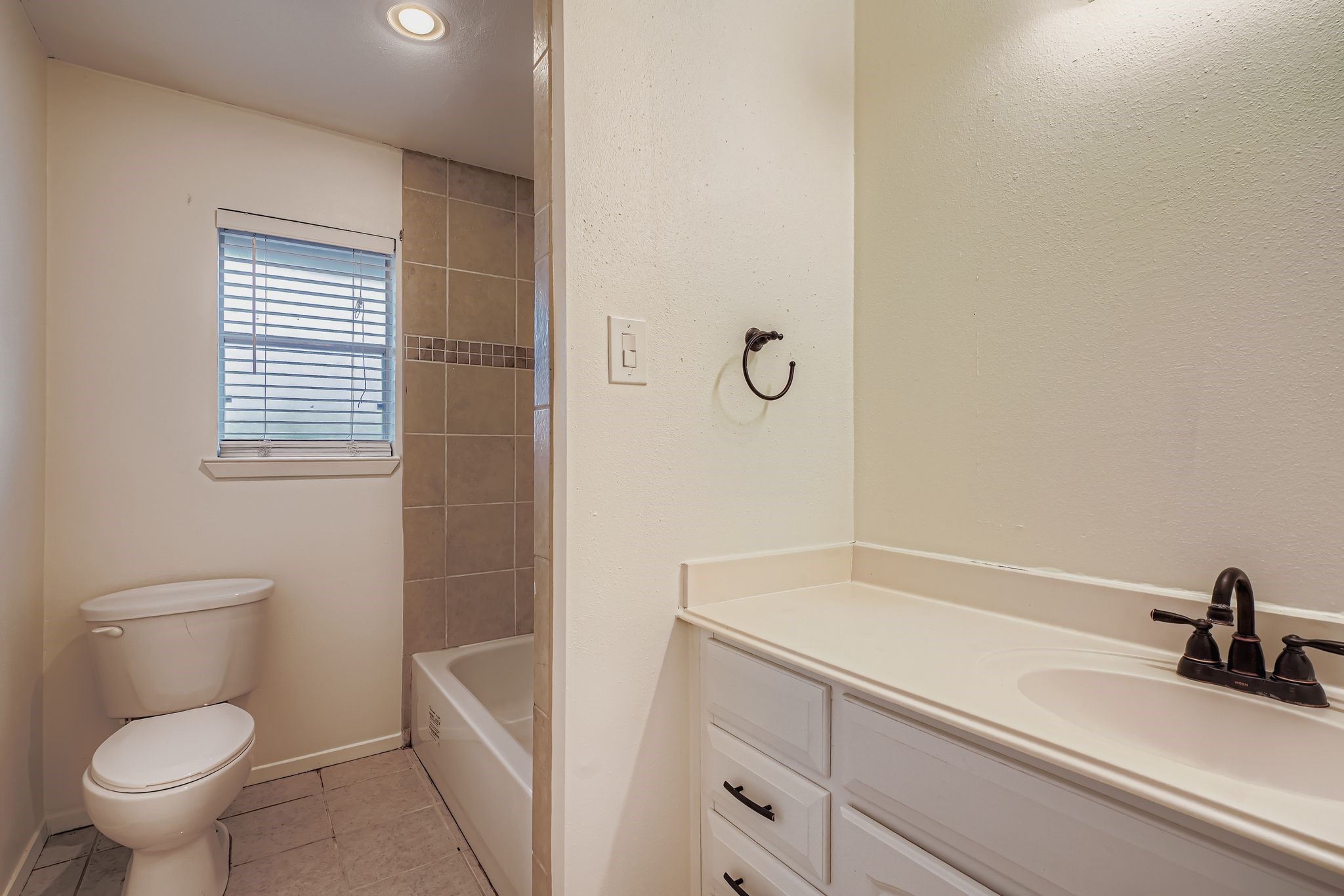 1411 Neptune Lane Houston, TX 77062 - Photo 19 of 22 a bathroom with a sink a toilet and a tub