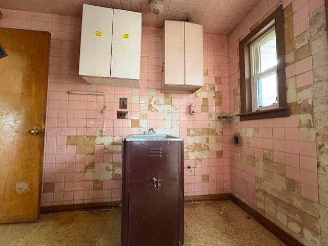 7715 South Kilpatrick Avenue Chicago, IL 60652 - Photo 10 of 12 a bathroom with a shower