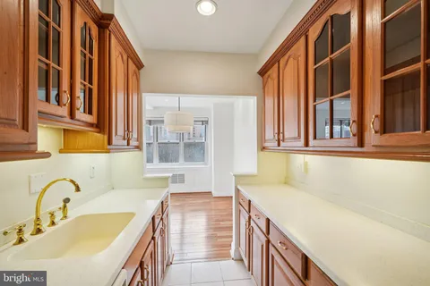 $520,000 | 220 West Rittenhouse Square, Unit 8B, Philadelphia, PA 19103