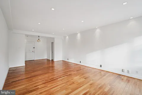 $520,000 | 220 West Rittenhouse Square, Unit 8B, Philadelphia, PA 19103