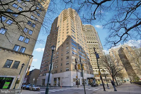$520,000 | 220 West Rittenhouse Square, Unit 8B, Philadelphia, PA 19103