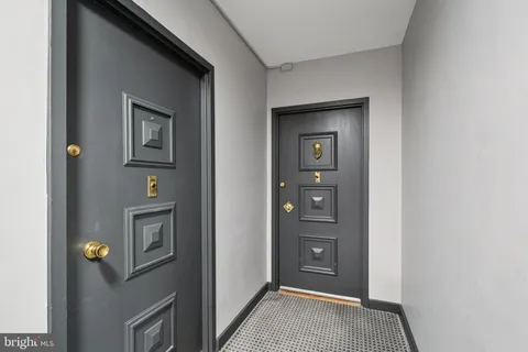 $520,000 | 220 West Rittenhouse Square, Unit 8B, Philadelphia, PA 19103