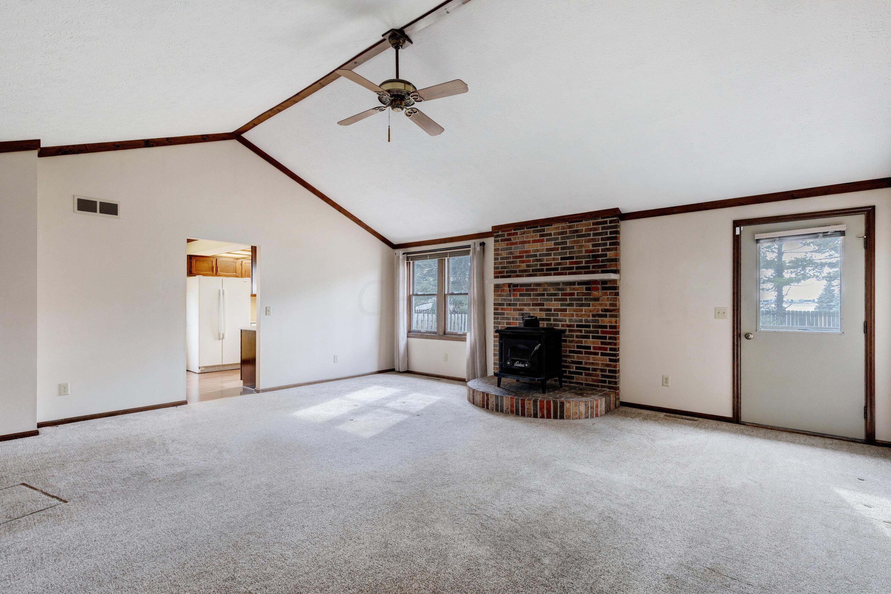2571 Youngs Grove Road Columbus, OH 43231 - Photo 6 of 40 Large open living space