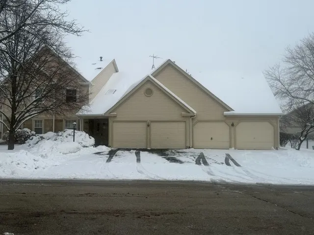 a view of back yard of the house