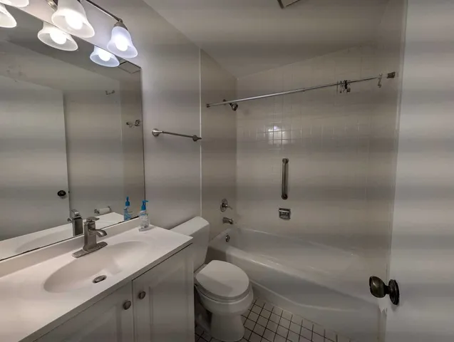 $2,150 | 205 Glasgow Lane, Unit V1, Schaumburg, IL 60107