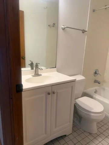 $2,150 | 205 Glasgow Lane, Unit V1, Schaumburg, IL 60107