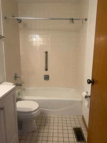 $2,150 | 205 Glasgow Lane, Unit V1, Schaumburg, IL 60107