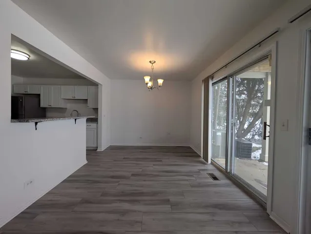 $2,150 | 205 Glasgow Lane, Unit V1, Schaumburg, IL 60107